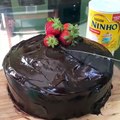 Bolo de chocolate com recheio de Leite Ninho com morangos!
