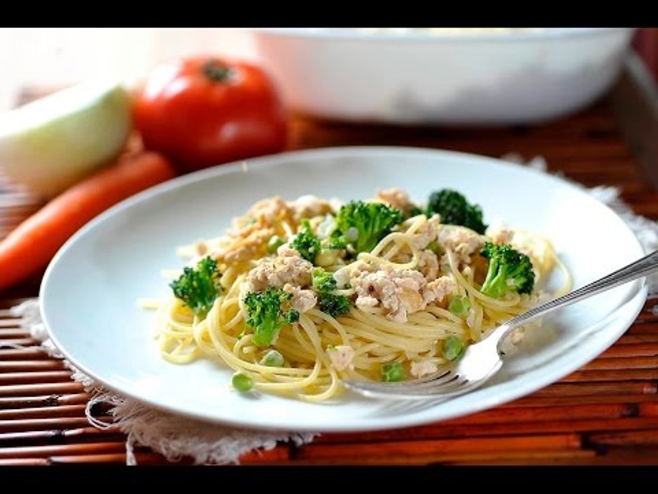 Spaghetti con salsa de pollo y chícharos