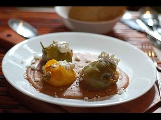 Chiles manzanos rellenos de carne molida