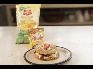 Hot cakes de cajeta con fresas