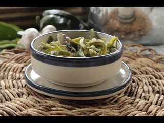 Sopa caliente de poblano con champiñones