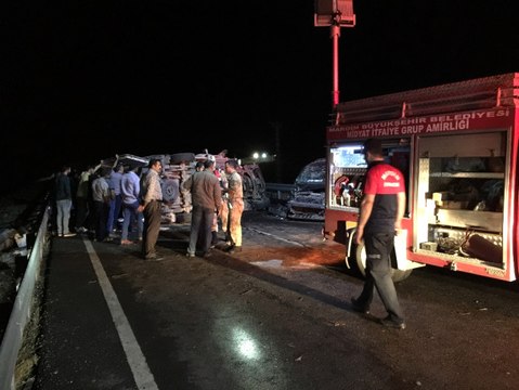 Yolcu Minibüsü ile Hafif Ticari Araç Çarpıştı: 14 Yaralı