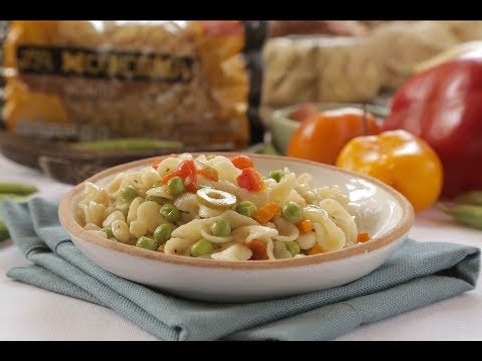 Pasta fría de moños con verduras