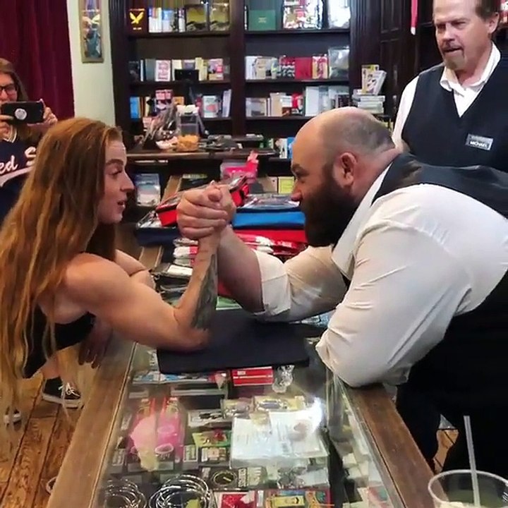 Une femme très forte au bras de fer