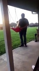 Il pensait pouvoir faire de la balançoire... Trop lourd!