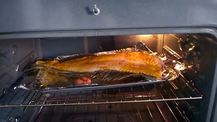 Ce poisson en train de cuir au four se met à bouger dans tout les sens