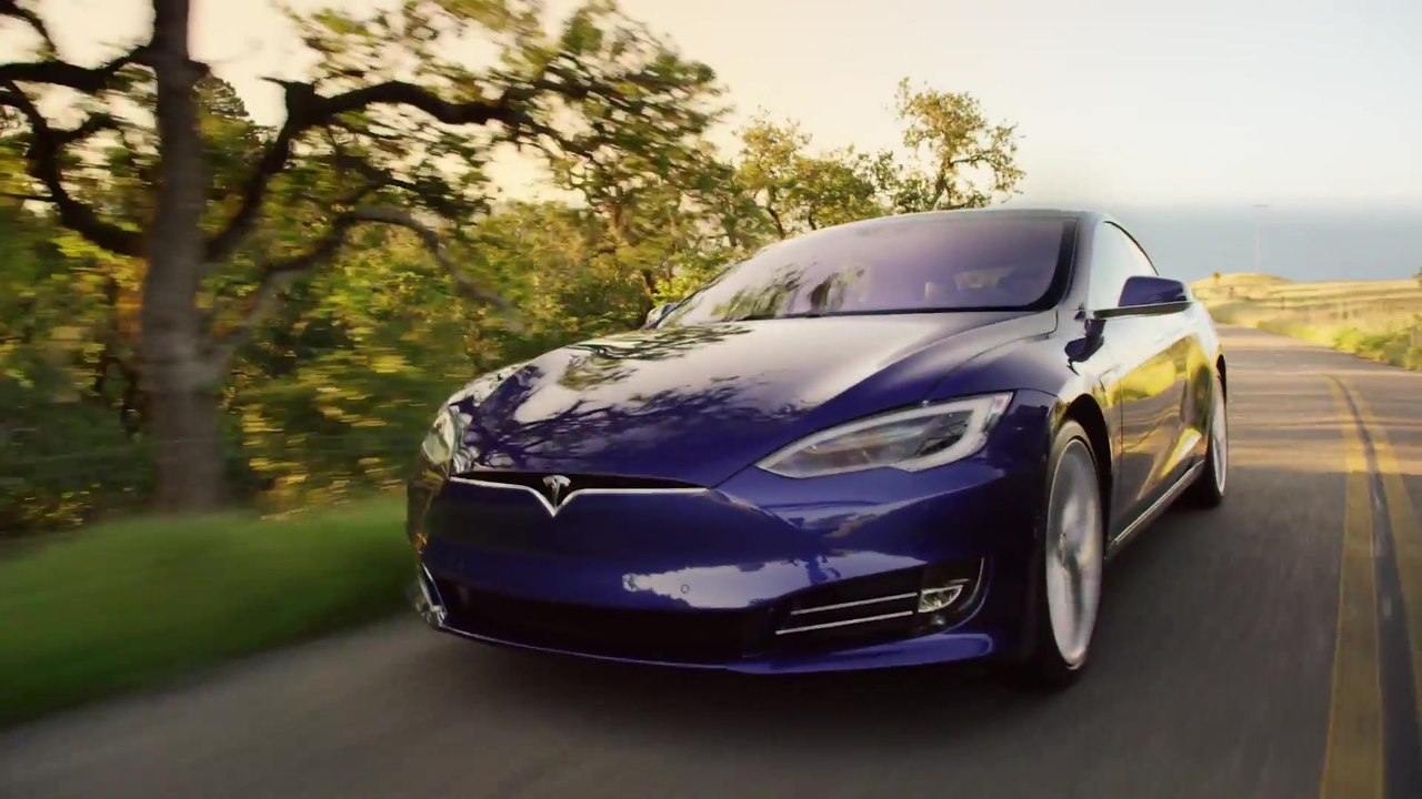 Tesla Model S im Sommerblau