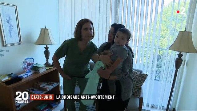 Regardez comment un centre pour femmes enceintes fait tout pour dissuader celles qui veulent avorter - Vidéo