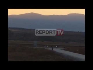 Report TV - Korçë, i pikasin banorët, refugjatët ikin me vrap për t'i shpëtuar policisë