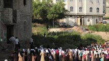 مدرّس يمني يحوّل منزله إلى مدرسة لتعليم الأطفال