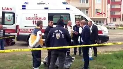Eve dönmeye ikna edemediği eşini sokak ortasında öldürdü