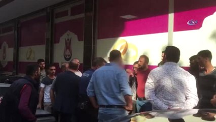 Kaldırımda Yürüyen Kadının Videosunu Çeken Sapık Linçten Güçlükle Kurtarıldı