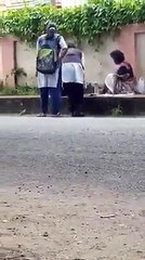 சாலையோரம் பள்ளி மாணவியின் செயல் சமூக வலைதளத்தில் வைரலாகும் காணொளி