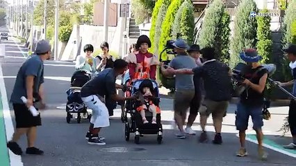 中村倫也がママに！？ワンピース姿で登場