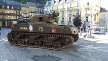 Un char fait sensation dans les rues de Plombières-les-Bains, dans le cadre du tournage du film Perdrix