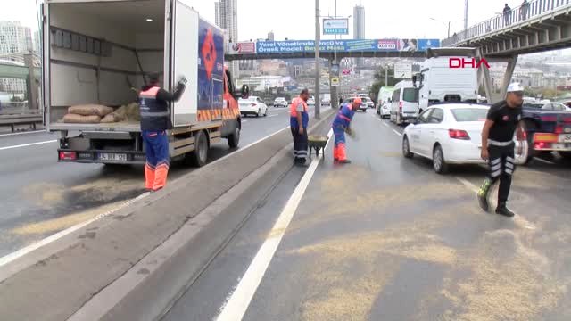 İstanbul D-100'de Zincirleme Kaza 2 Otobüs 1 Kamyonet 2 Otomobil Birbirine Girdi