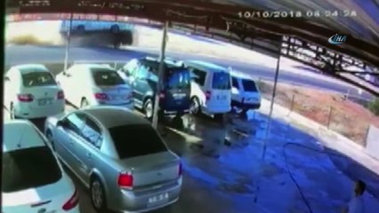 Polisleri taşıyan midibüsün devrilme anı kamerada