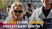 Pamela Anderson et Maxime Dereymez se sont fait enfermer dans une cage en plein Paris...
