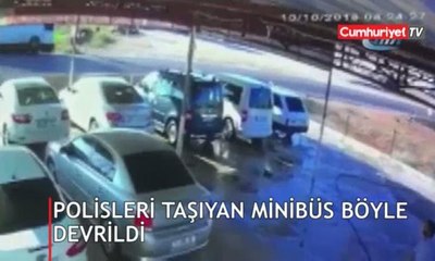 Polisleri taşıyan midibüsün devrilme anı kamerada