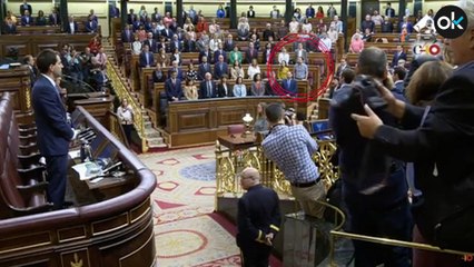 Iglesias con las manos en los bolsillos en el minuto de silencio