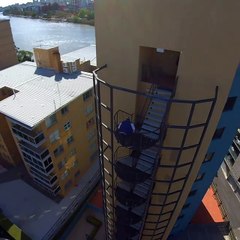 Descendre neuf étages très  rapidement