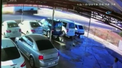 Polisleri taşıyan midibüsün devrilme anı kamerada