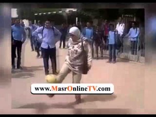 مُدرسة مصرية تستعرض مهاراتها الكروية امام التلاميذ