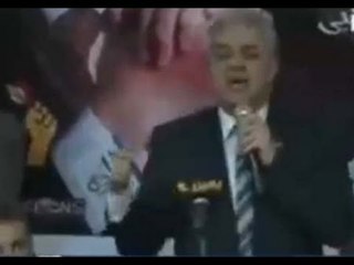 مسخره مؤتمر حمدين صباحى يصرح بأنه لم يدعم بشار ضد شعبه والجمهور يهتف كذاب‬ ويقول لشاب خد يلا
