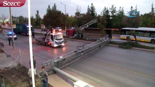 Damperi açık kamyon EDS direğine böyle çarptı