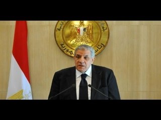 فيديو..رئيس الوزراء يتعرض لموقف طريف أثناء أحد المؤتمرات الصحفية