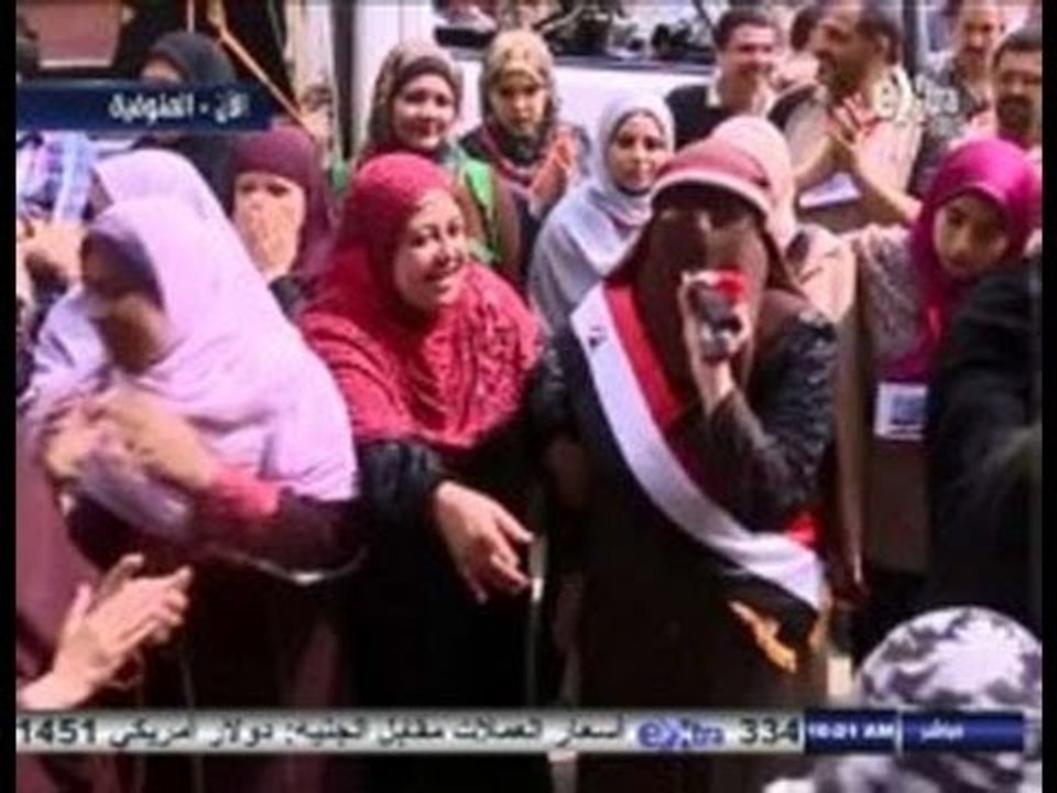 شاهد منتقبة تغنى تسليم الايادى وترقص السيدات امام احد اللجان الانتخابية