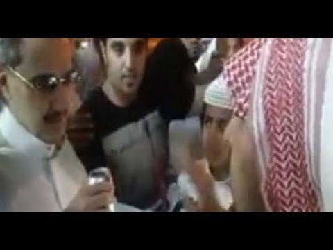 الوليد بن طلال يقود دراجة هوائية ويمازح شباباً أمام بقالة بظهرة لبن