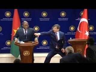 حالة إغماء مفاجئة لوزير خارجية بوركينا فاسو أمام الكاميرات - شاهد ردة فعل أوغلو