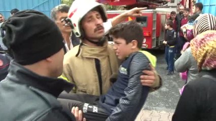 Bahçelievler'de Bir Ortaokulda Elektrik Panolarında Yangın Çıktı. Öğrenciler Okul Dışına Çıkarıldı.