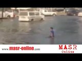 طفل يعوم في مياه الامطار بشارع التسعين بالتجمع الخامس - مسخره