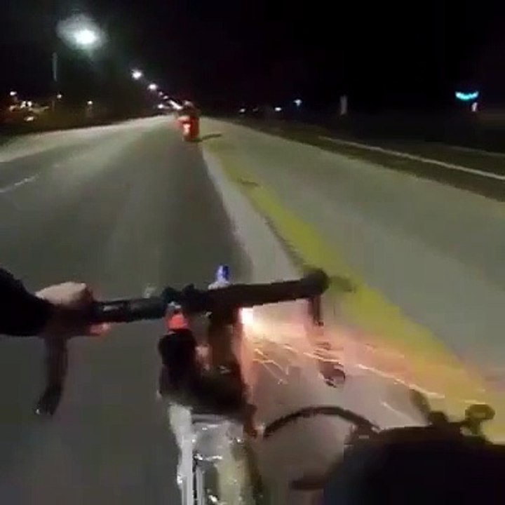 Ce cycliste fou lance des feux d'artifice sur des motards