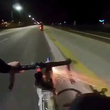 Ce cycliste fou lance des feux d'artifice sur des motards