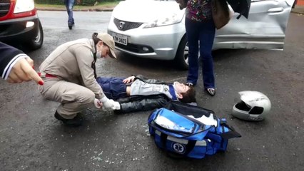 Motociclista tem laceração no pescoço em batida na Rua Mato Grosso