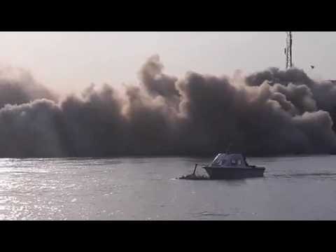 لحظة تفجير برج بنها المخالف على النيل