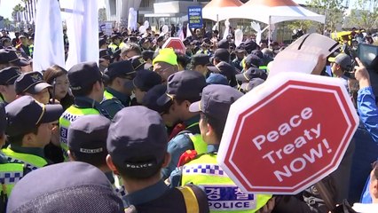 제주 관함식 반대 시위...경찰과 몸싸움도 / YTN