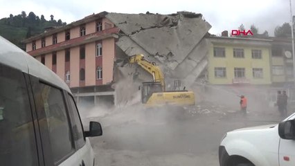 Rize'de Dere Ortası İnşa Edilen 4 Katlı Binanın Yıkımı Başladı