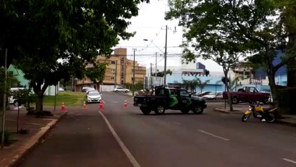 Rua Vitória é interditada para retirada de carro que capotou durante a madrugada