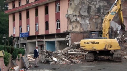 Yaşayan İnsan Hazinesi Osman Efendioğlu'nun ismi verilen kütüphane de 4 katlı bina ile yıkıldı
