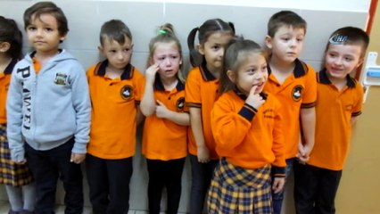 Çocuklar güle ağlaya aşı oldu