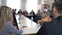 Kryetari Ardian Gjini viziton shkollën ''Ganimete Terbeshi'' në Ponoshec - Lajme