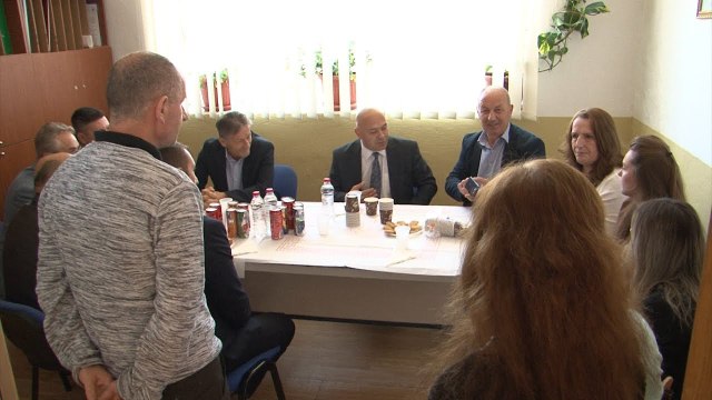 Kryetari Ardian Gjini viziton shkollën ''Zenel Sadiku'' në Babaj të Bokës - Lajme