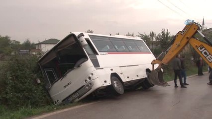 Kaygan Yolda Kontrolden Çıkan Öğrenci Servisi Devrildi: 3 Yaralı