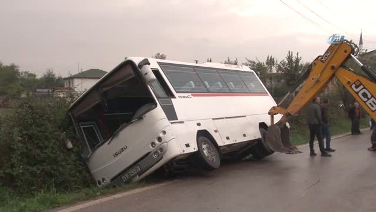 Kaygan Yolda Kontrolden Çıkan Öğrenci Servisi Devrildi: 3 Yaralı