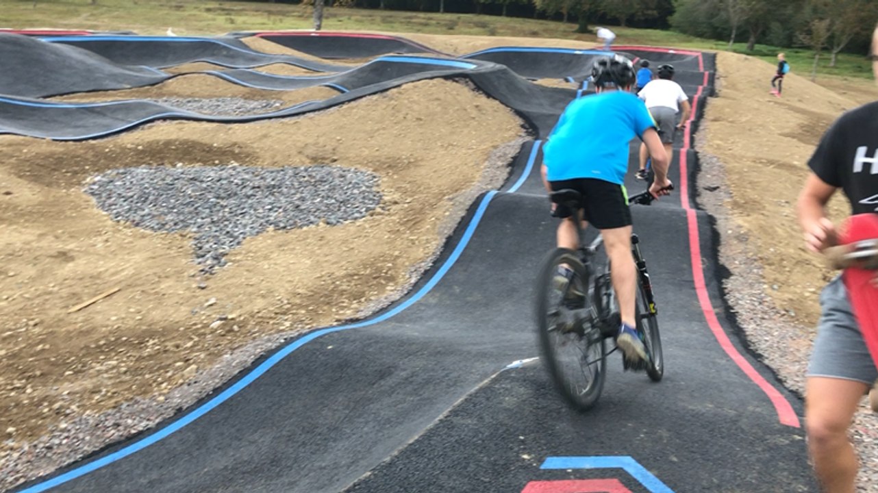 Le premier pump track de Normandie a été créé à Saint-Denis-sur-Sarthon, près d’Alençon