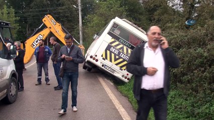 Kaygan yolda kontrolden çıkan öğrenci servisi devrildi: 3 yaralı